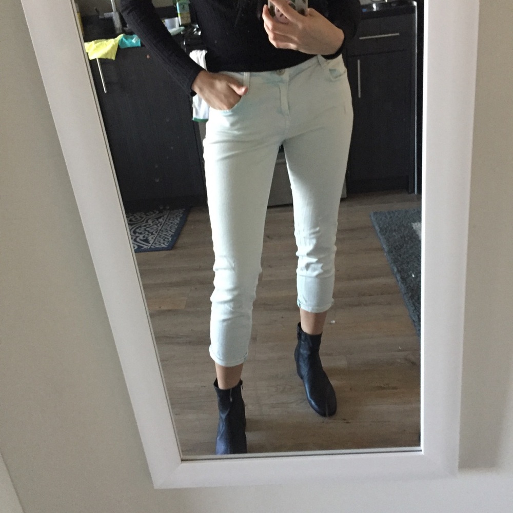 Light wash ankle crop jeans